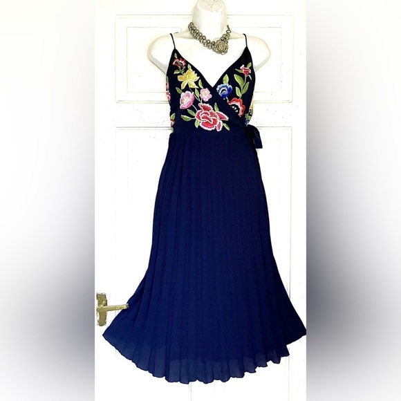 NWOT ASOS Navy Blue Floral Embroidered Pleated Wrap Dress Size 4P - Picture 2 of 13
